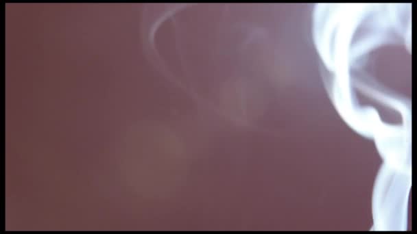 Белый дым на коричневом фоне — стоковое видео
