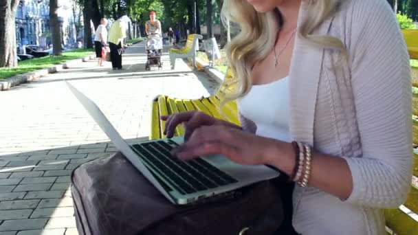 Νεαρή γυναίκα με φορητό υπολογιστή — Αρχείο Βίντεο