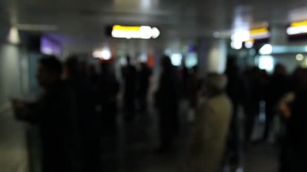 Pessoas no lobby do aeroporto internacional — Vídeo de Stock