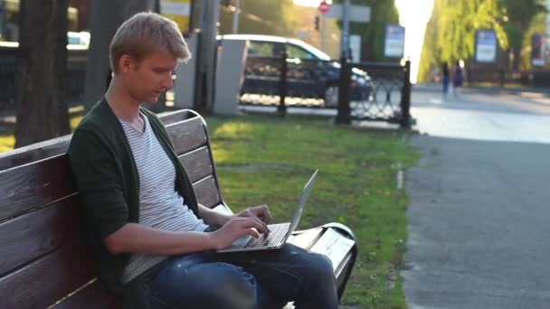 Man with laptop — Stock Video