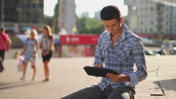 Hombre lectura tableta ordenador PC — Vídeo de stock