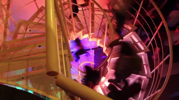 Люди піднімаються і спускаються по сталевих звивистих сходах — стокове відео