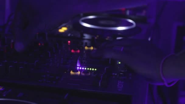 Afro dj playing tweaking equipment — Stock Video