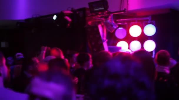 Multidão de grooving durante evento de clube noturno — Vídeo de Stock