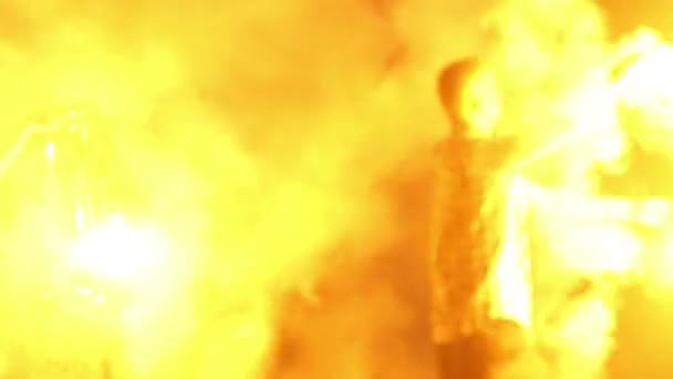 Adam büküm yangın zinciri — Stok video