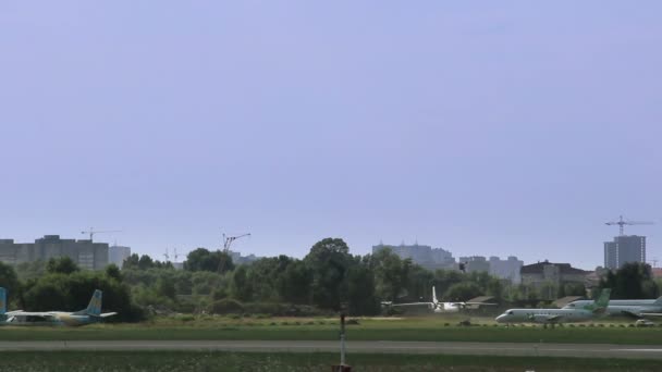 Aviones de dirección en el aeródromo — Vídeos de Stock