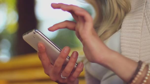 Femme défilement photos téléphone 