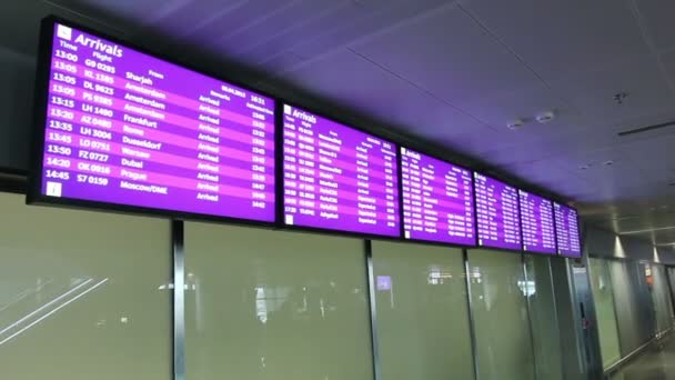 Information skärmar på flygplatsen lobbyn — Stockvideo