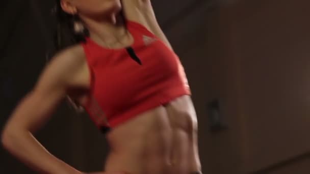 Θηλυκό λειτουργεί γυμναστήριο άσκηση — Αρχείο Βίντεο
