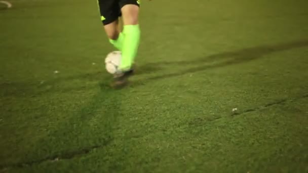 Fotboll spelare tricks med en boll — Stockvideo