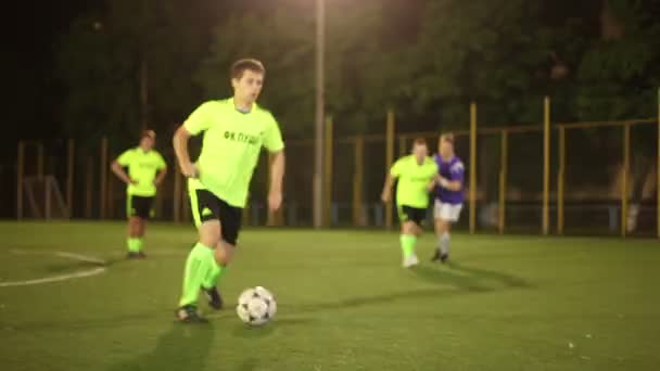 Voetbal speler trucs en stakingen op doel — Stockvideo