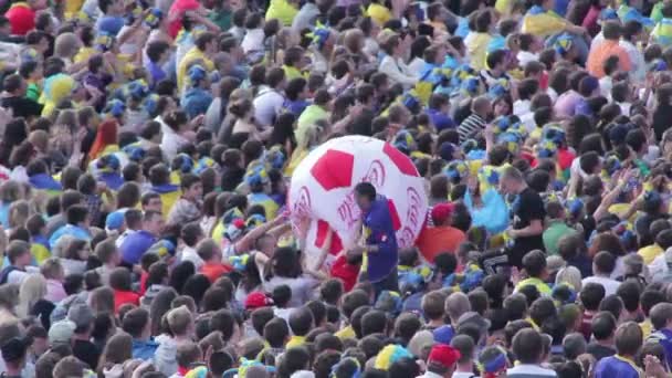 De ventilators van de voetbal voetbal kijken — Stockvideo