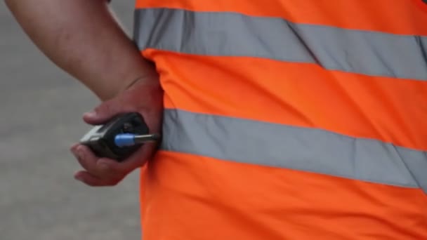 Seguridad torpe con walky-talky — Vídeo de stock