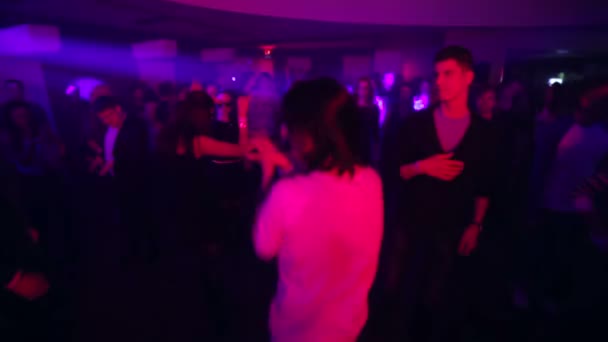 사람들이 춤을 추 고 위의 비행 카메라 — 비디오