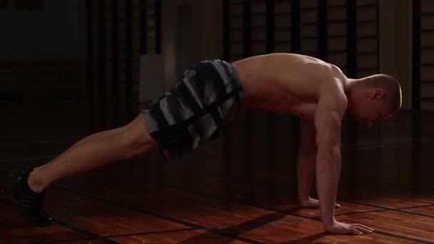 Man voorbereiding te doen push-ups — Stockvideo