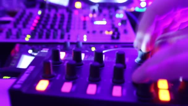 Timelapse van DJ's dek in nachtclub — Stockvideo