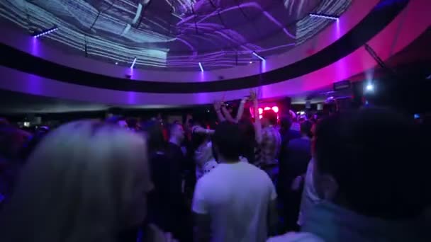 As pessoas dançam na festa do clube noturno — Vídeo de Stock