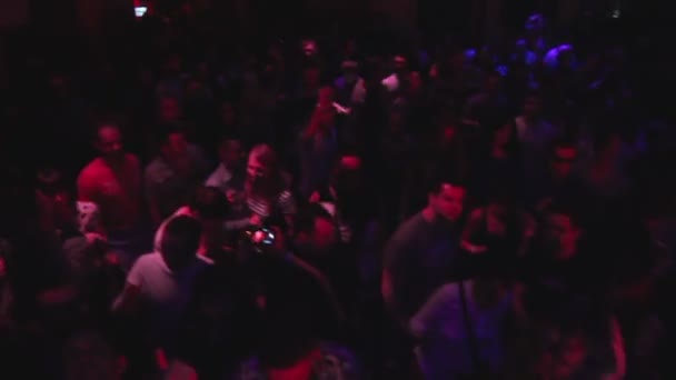 Crowd of people in nightclub — Stock Video