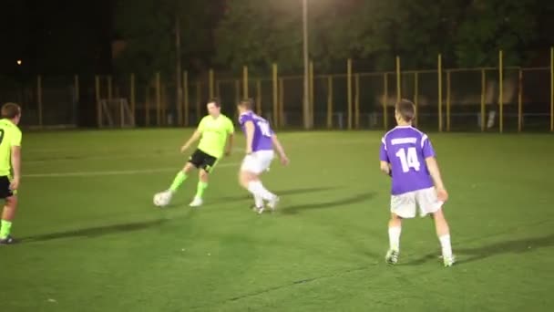 Jovens jogando futebol — Vídeo de Stock