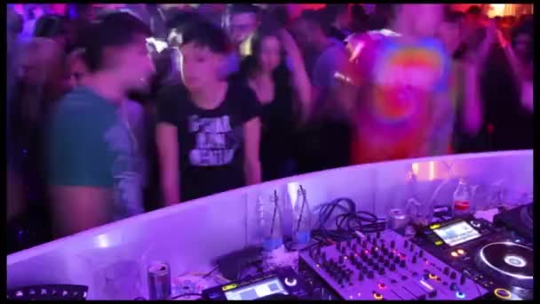 Zeitraffer von Menschen, die in der Nähe der DJ-Zone spazieren — Stockvideo