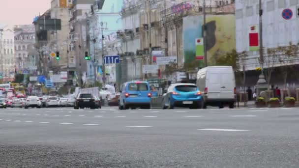 Улица города в дневное время — стоковое видео