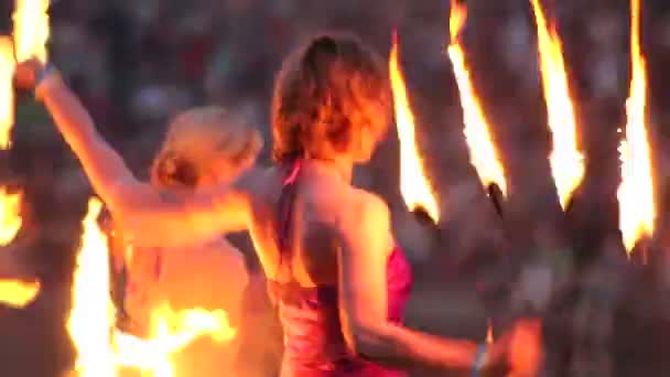 Women dancing with fire — Stock Video