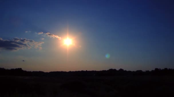 Силуэт самолета на закате — стоковое видео