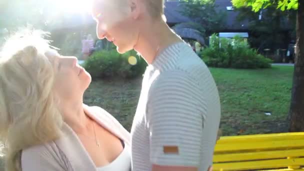 Обнимать и целовать молодую пару — стоковое видео