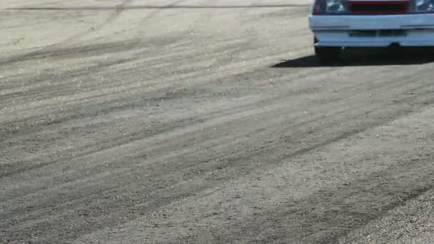 Carros de corrida passar a pista de corrida — Vídeo de Stock