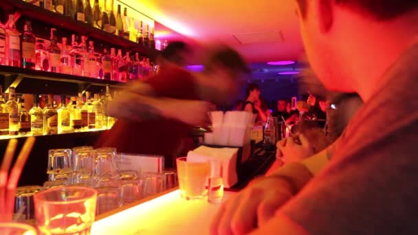Dva barmani sloužit nápoje pro návštěvníky — Stock video