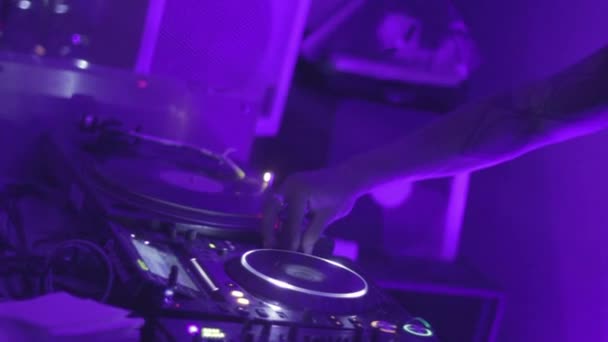 DJ controla música en discoteca — Vídeos de Stock