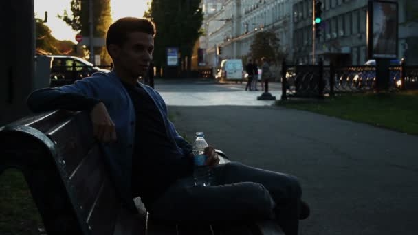 男子坐着喝水 — 图库视频影像