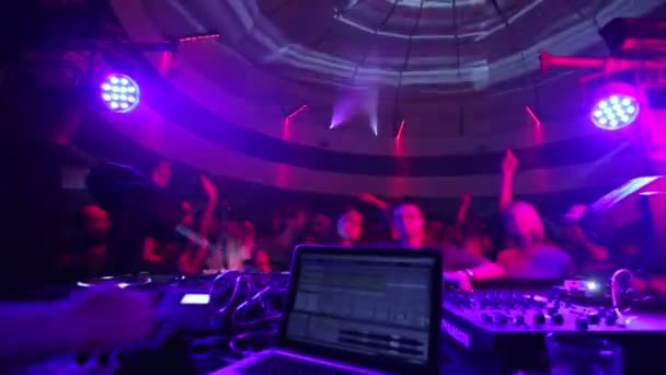 DJ realiza conjunto de música — Vídeos de Stock