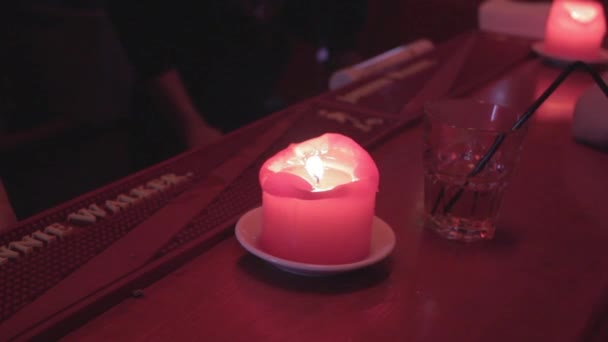 Девушка пьет коктейль в ночном клубе — стоковое видео