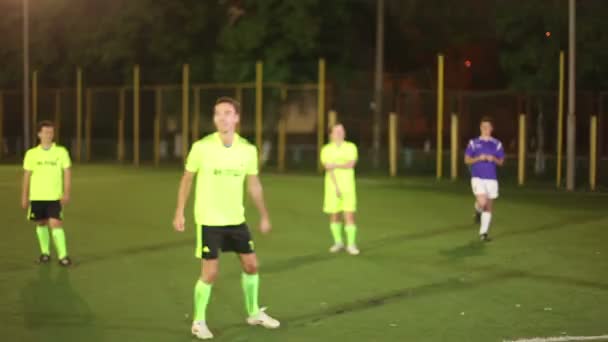 Joueur de football frappe le ballon avec une tête — Video