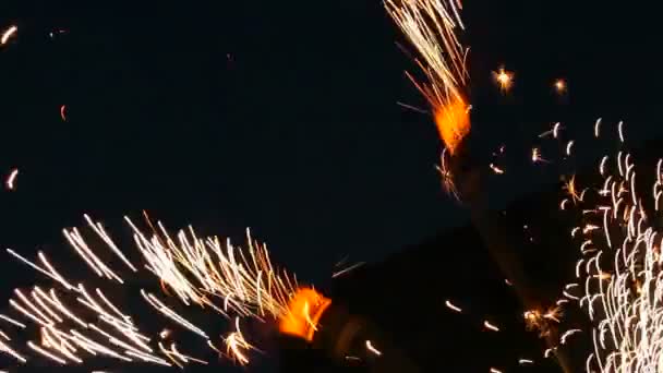 Tűzzsonglőr Sparks — Stock videók