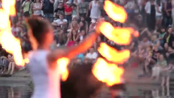 Női tűz ventilátorral — Stock videók