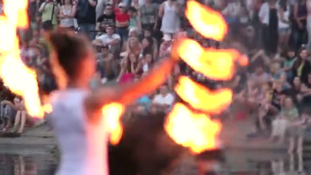 Mujer con ventilador de fuego — Vídeo de stock