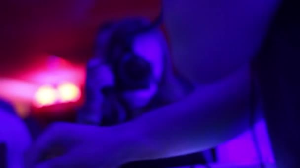 DJ in Nachtclub wird fotografiert — Stockvideo