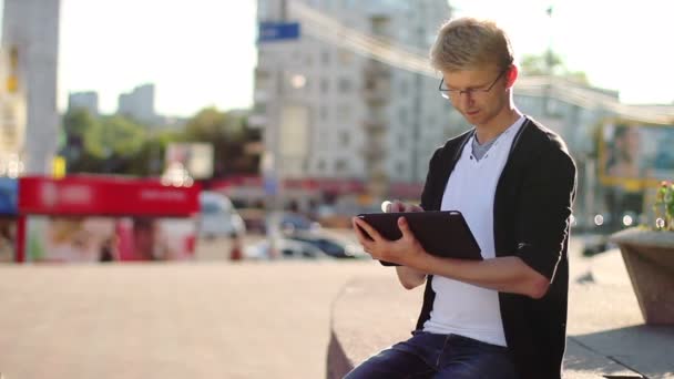 Homem com almofada eletrônica tablet pc — Vídeo de Stock