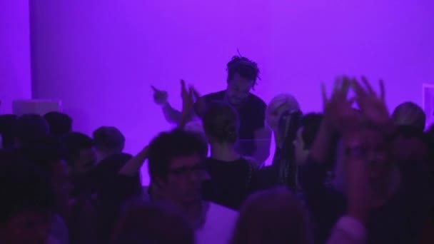 Weitwinkelaufnahme von DJs und tanzenden Menschen in einem Nachtclub — Stockvideo