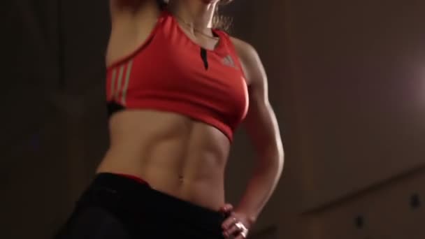 Fitnesstraining door jonge vrouw — Stockvideo