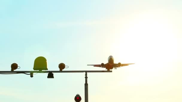 Aéronefs traversant les rayons du soleil — Video