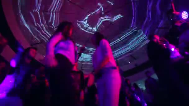 Menschen tanzen während Party in Nachtclub