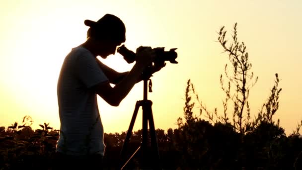 Fotógrafo dispara al atardecer — Vídeo de stock