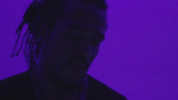 黑人在夜总会里播放音乐的 dj — 图库视频影像