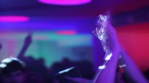 Klappen van de handen in de lucht in nachtclub opgewekt — Stockvideo