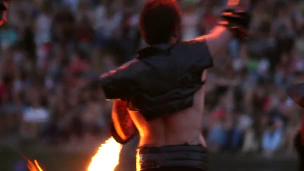 Hombres y mujeres bailan con cadena ardiente — Vídeo de stock
