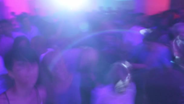 Толпа в ночном клубе танцует, прыгая с диджея — стоковое видео