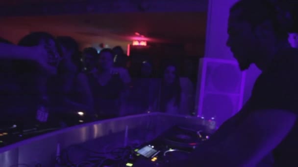 Afro DJ rocks people in the nightclub to wave hands — Stock Video